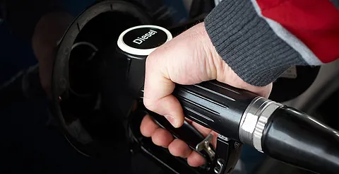 Auto wird mit Diesel betankt