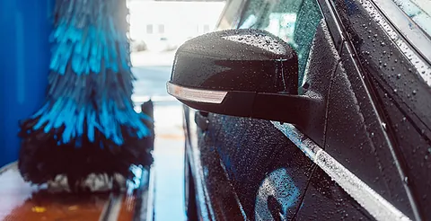 Nasses Auto in Waschanlage